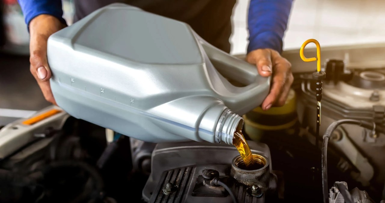 Ile kosztuje wymiana oleju silnikowego? Ceny w 2026 roku