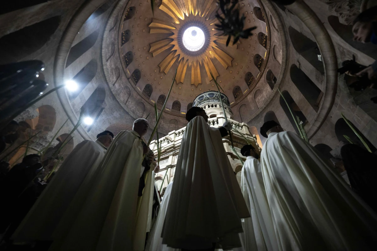 W Wielki Czwartek, łaciński patriarcha Jerozolimy, kardynał Pierbattista Pizzaballa, odprawił mszę w Bazylice Grobu Świętego. Uroczystość odbyła się za zamkniętymi drzwiami, bez udziału wiernych. To bezprecedensowe wydarzenie w historii tego świętego miejsca.