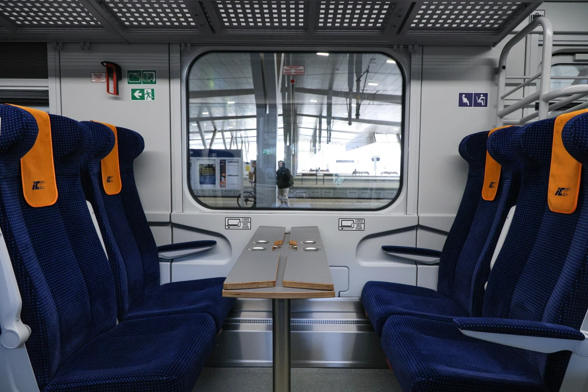 Do wakacji na tory ma wyjechać 50 zmodernizowanych wagonów Combo PKP Intercity. Dziś ich wygląd zaprezentowano na konferencji w Warszawie. Jak przekazał minister infrastruktury Dariusz Klimczak, 6 z nich trafi do użytku już w te święta wielkanocne.