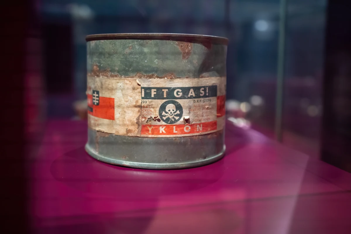 ​Polak i jego włoski wspólnik handlowali hitlerowskimi pamiątkami na targach staroci w Lipsku. Usiłowali sprzedać broń, ale również puszkę z napisem "Cyklon B", oznaczającym gaz wykorzystywany przez nazistów do zabijania ludzi w komorach gazowych. Policja skonfiskowała ich towar i wszczęła śledztwo.