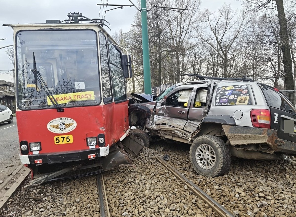 Wypadek w Katowicach. Samochód zderzył się z tramwajem