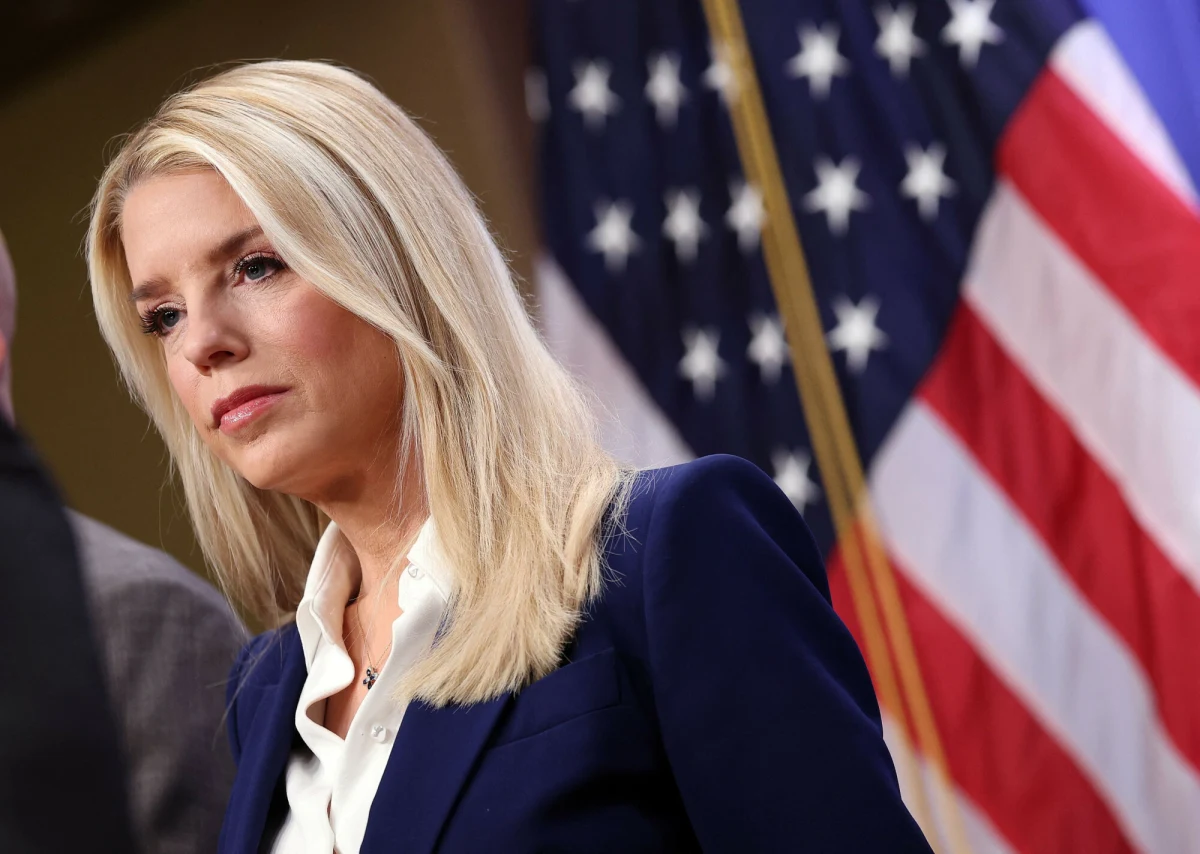 Jak donoszą źródła CNN, prezydent USA Donald Trump podjął decyzję o odwołaniu Pam Bondi ze stanowiska prokuratora generalnego Stanów Zjednoczonych. Jej miejsce – przynajmniej tymczasowo – zajmie dotychczasowy zastępca, Todd Blanche. Prezydent miał być szczególnie niezadowolony z jej działań - a raczej ich braku - w sprawie akt Jeffreya Epsteina.