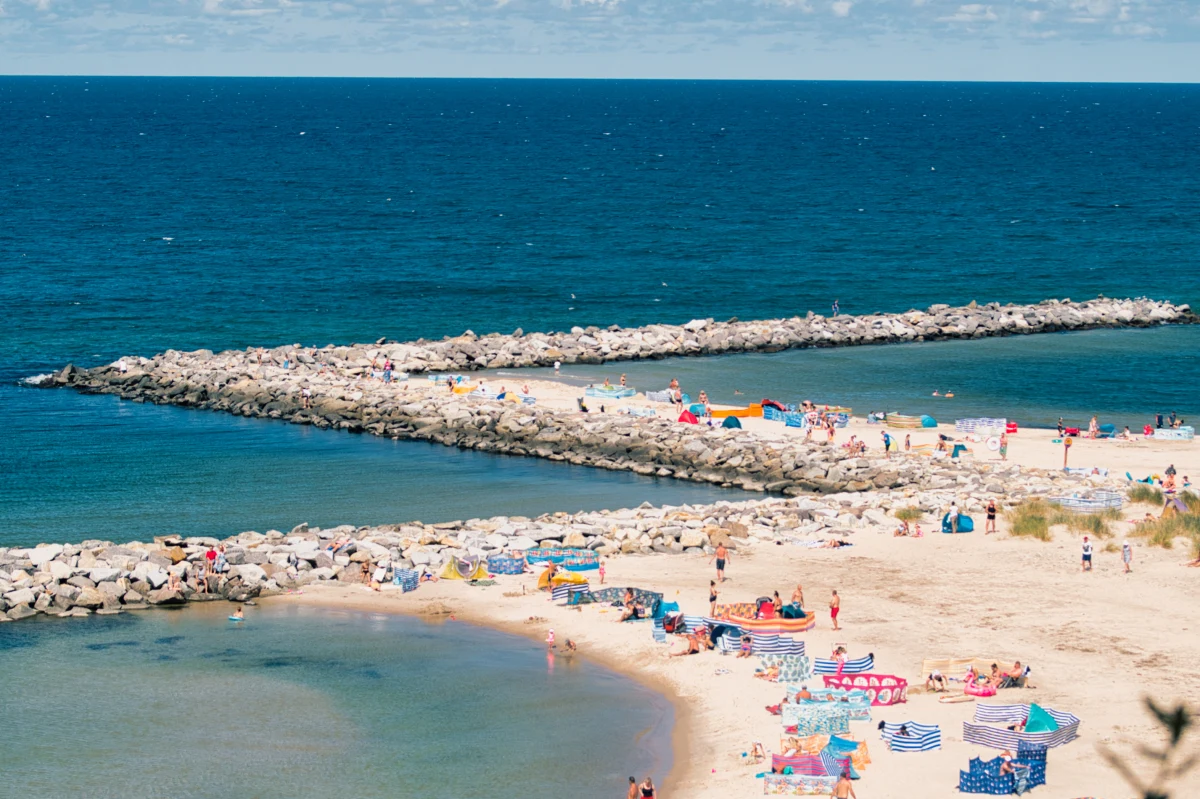Dubaj od lat rozpala wyobraźnię podróżników z całego świata. Luksusowe wieżowce, złociste plaże i lazurowa woda to synonimy egzotyki i prestiżu. Jednak nie każdy wie, że namiastkę tego arabskiego raju można znaleźć… nad polskim morzem. Jarosławiec (woj. zachodniopomorskie), niewielka miejscowość położona między Ustką a Darłowem, od kilku lat dumnie nosi miano „polskiego Dubaju”. Wszystko za sprawą największej sztucznej plaży w Europie.