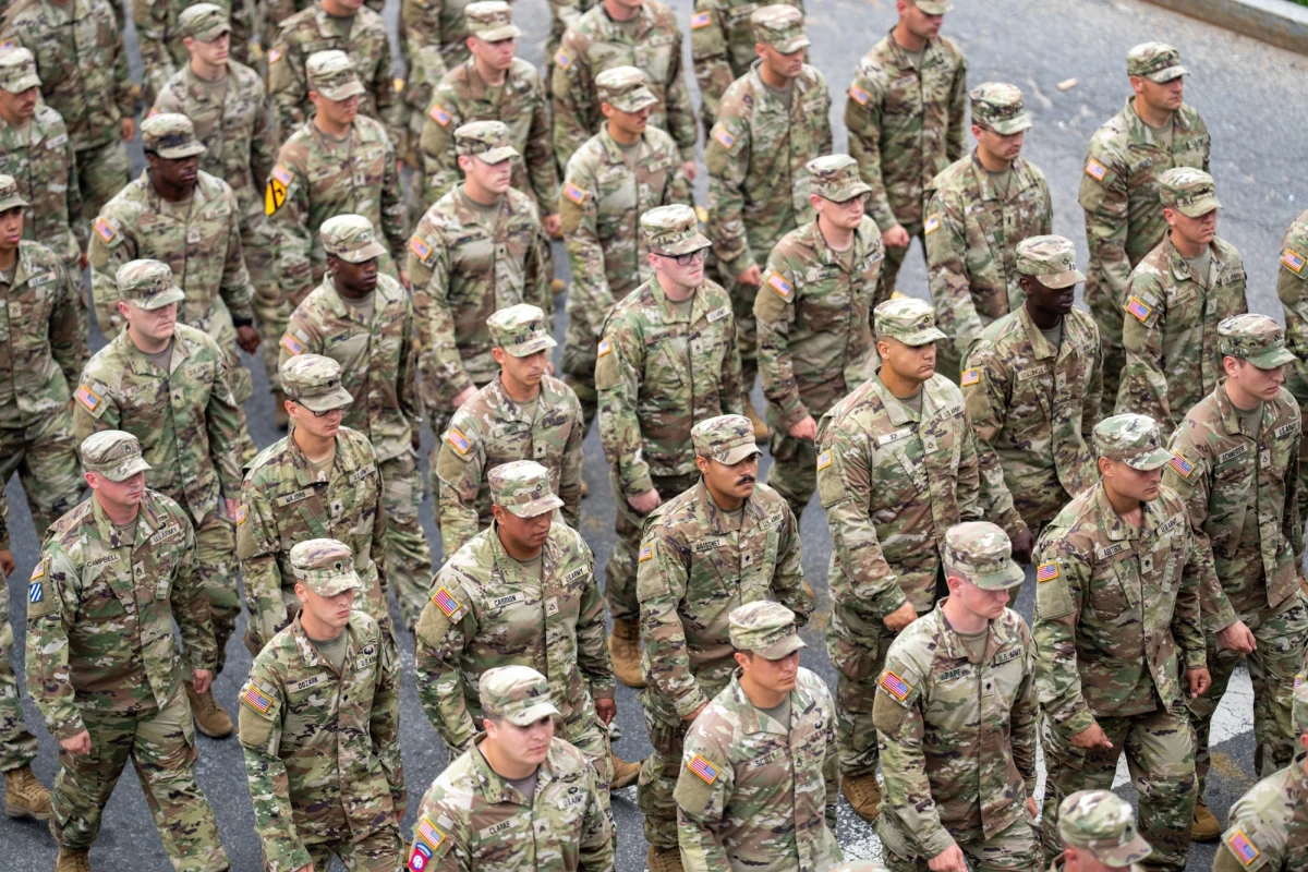 Lindsey Graham, wpływowy senator i bliski sojusznik Donalda Trumpa, nie przebierał w słowach, komentując postawę europejskich sojuszników wobec konfliktu USA z Iranem. W wywiadzie dla Fox News Graham nie tylko skrytykował Europę za brak wsparcia, ale też zasugerował, że Stany Zjednoczone powinny poważnie rozważyć ograniczenie swojej wojskowej obecności na Starym Kontynencie.