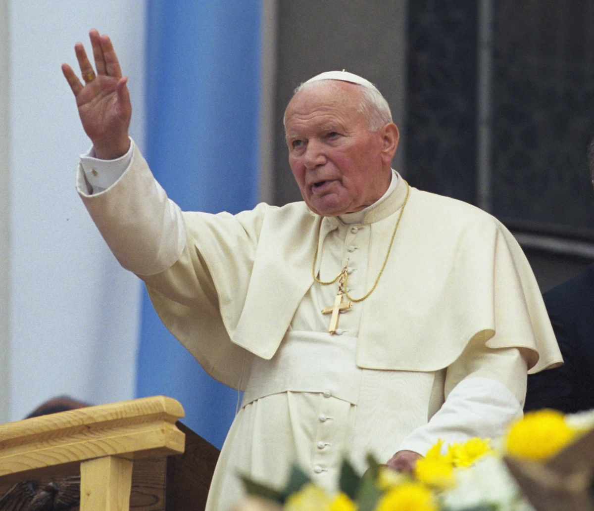 21 lat temu, 2 kwietnia 2005 roku, zmarł papież Jan Paweł II. W swoim ostatnim liście do księży napisał, że "życie kapłańskie ma sens, jeśli jest służbą wspólnocie". W rocznicę śmierci duchownego portal Vatican News zwraca uwagę na "proroctwo pokoju" które głosił. W obliczu zaś wojen i konfliktów, który toczą się obecnie na świecie, słowa polskiego duchownego nabierają nowego znaczenia. 