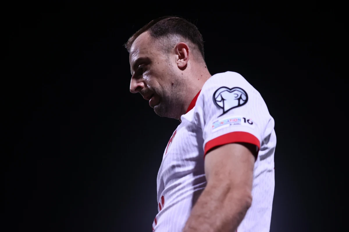 ​Kamil Grosicki poinformował o zakończeniu reprezentacyjnej kariery. 37-letni piłkarz po raz drugi żegna się z drużyną narodową. Pierwszy raz miało to miejsce w czerwcu 2024 roku. "101 występów w reprezentacji Polski. Duma, wzruszenie i ogromna wdzięczność" - napisał na Instagramie.