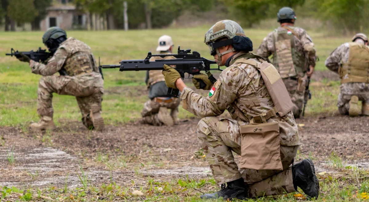 Węgierska armia stoi w obliczu głębokiego kryzysu - alarmuje kapitan Szilveszter Palinkas, czynny oficer i były symbol rządowej kampanii rekrutacyjnej. W rozmowie z portalem Telex wojskowy ujawnia narastające niezadowolenie wśród żołnierzy, pogarszające się warunki służby oraz masowe plany odejść, które mogą zagrozić bezpieczeństwu kraju.