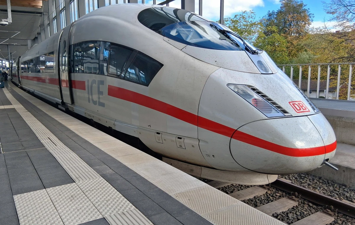 Do niecodziennych wydarzeń doszło w czwartek późnym wieczorem w pociągu dużych prędkości (ICE) w Niemczech. Mężczyzna odpalił petardy, lekko raniąc 12 osób. Miał też przy sobie nóż. Został zatrzymany.