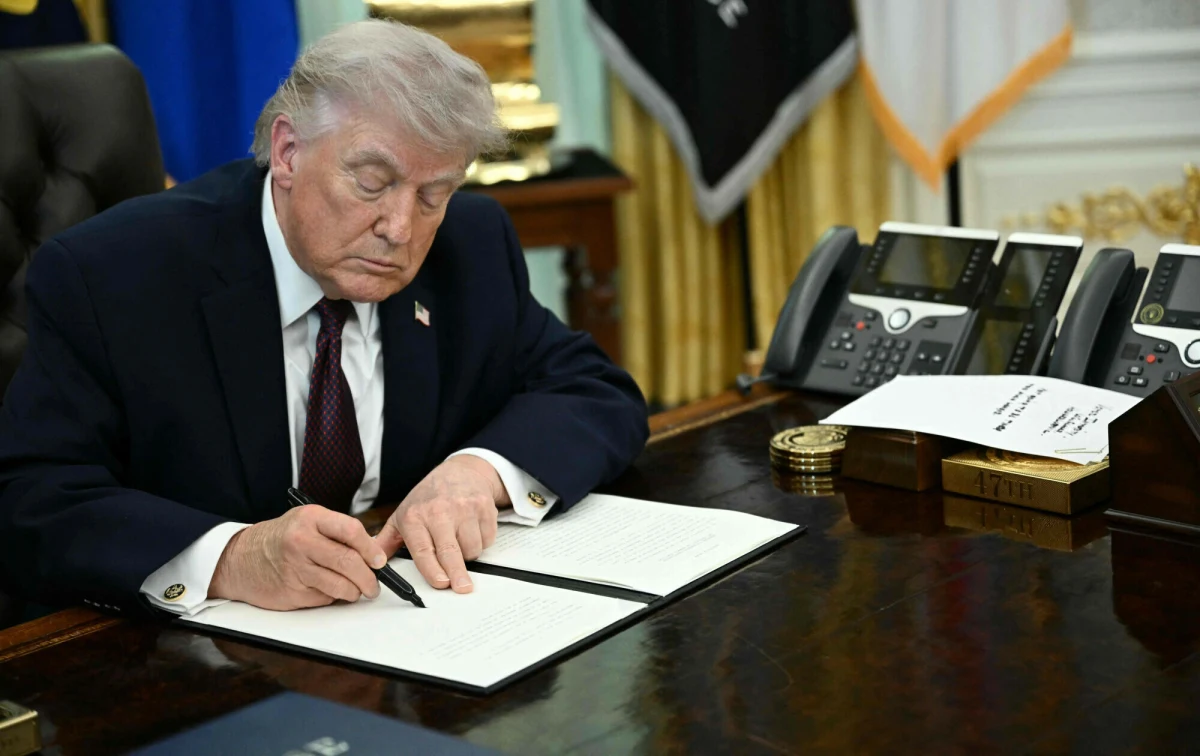 Prezydent Stanów Zjednoczonych Donald Trump zdecydował o wprowadzeniu 100-procentowych ceł na wybrane leki patentowe. Firmy, które przeniosą produkcję do USA lub podpiszą umowy z rządem federalnym w sprawie niższych cen, mogą liczyć na znaczące ulgi lub całkowite zwolnienie z taryf.