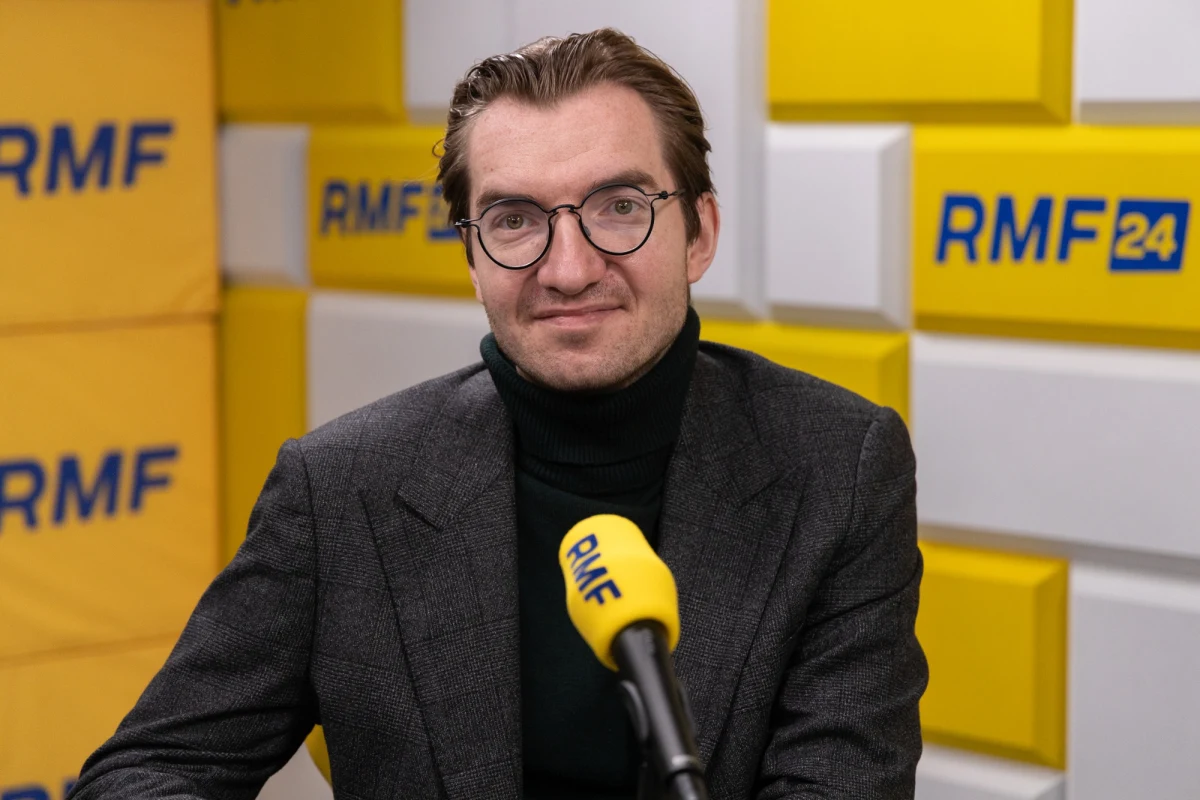 "Nie ma zagrożenia na to, żeby te pieniądze przepadły. Już nie raz było tak, że przesuwaliśmy środki z jednej inwestycji do drugiej. Nie można przesunąć do części pożyczkowej, ale można dofinansować inne inwestycje w KPO z podobnego celu, które mają popyt i w które łatwo jest dorzucić więcej środków" - mówił w Rozmowie o 7:00 w Radiu RMF24 Jan Szyszko, wiceminister funduszy i polityki regionalnej z Polski 2050. Polityk odniósł się do kwestii bezpieczeństwa środków z Krajowego Planu Odbudowy w kontekście zawiadomień do prokuratury dotyczących cyfryzacji szkół. Według Szyszki, ewentualne wstrzymanie konkretnych inwestycji nie musi oznaczać utraty finansowania.