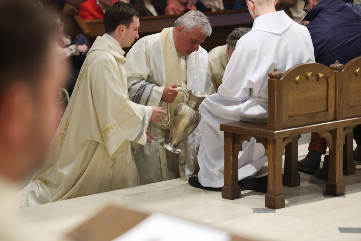 Kapłani Archidiecezji Łódzkiej w każdy czwartek mają udzielać komunii świętej pod dwiema postaciami - chleba i wina. Podczas liturgii Wieczerzy Pańskiej w Wielki Czwartek kardynał Konrad Krajewski, nowy metropolita łódzki, ogłosił, że poprosił o to księży.