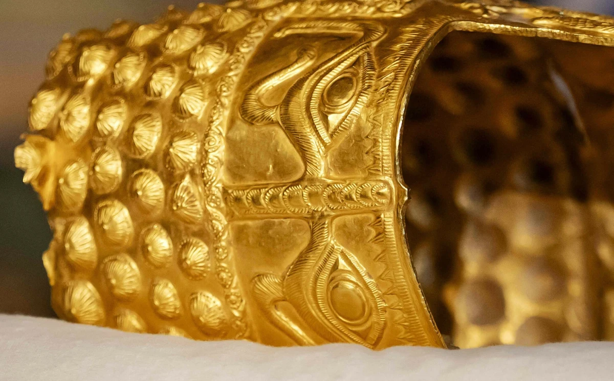 Udało się odzyskać jeden z największych skarbów Rumunii - liczący sobie ponad 2,5 tys. lat złoty hełm. Wraz z innymi przedmiotami został on wypożyczony na wystawę w Holandii i to właśnie tam padł łupem złodziei. Hełm i dwie złote bransolety wróciły do muzeum, gdzie zaprezentowano je w specjalnej gablocie pod ścisłą ochroną policji. Trzecia bransoleta wciąż pozostaje nieodnaleziona.