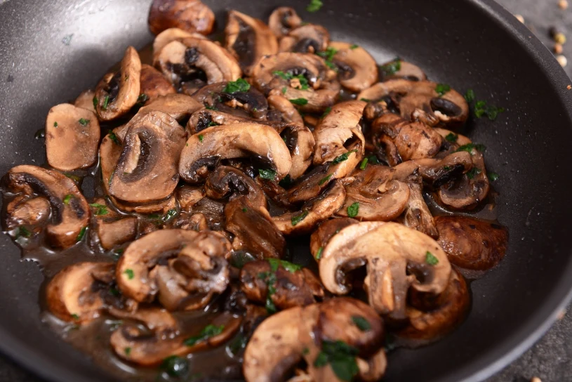 Najlepszy tłuszcz do smażenia pieczarek. Są jędrne, złote i chrupiące