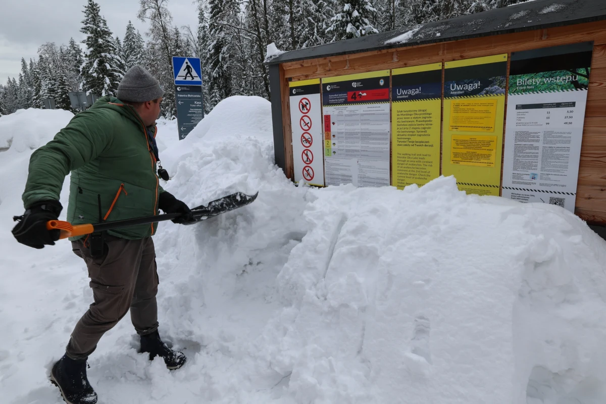 "Od piątku, 3 kwietnia, ponownie otwieramy szlaki turystyczne na terenie Tatrzańskiego Parku Narodowego, z wyjątkiem drogi do Morskiego Oka, która pozostaje zamknięta do odwołania" - poinformował Tatrzański Park Narodowy. TOPR podaje, że w Tatrach obowiązuje 4. stopień zagrożenia lawinowego. Warto też wiedzieć, że W Wielkanoc czynne będą wyciągi na Kasprowym Wierchu i Białce Tatrzańskiej.