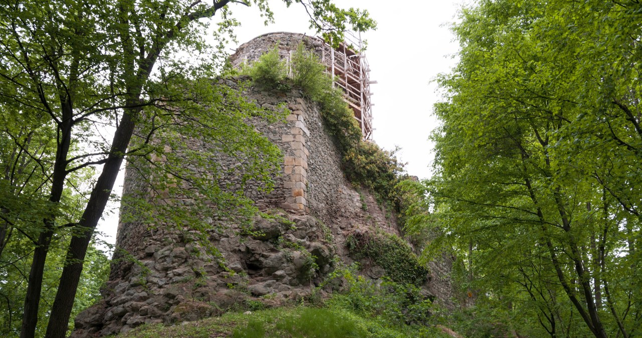 To najstarszy zamek w Polsce. Widok na Karkonosze zapiera dech