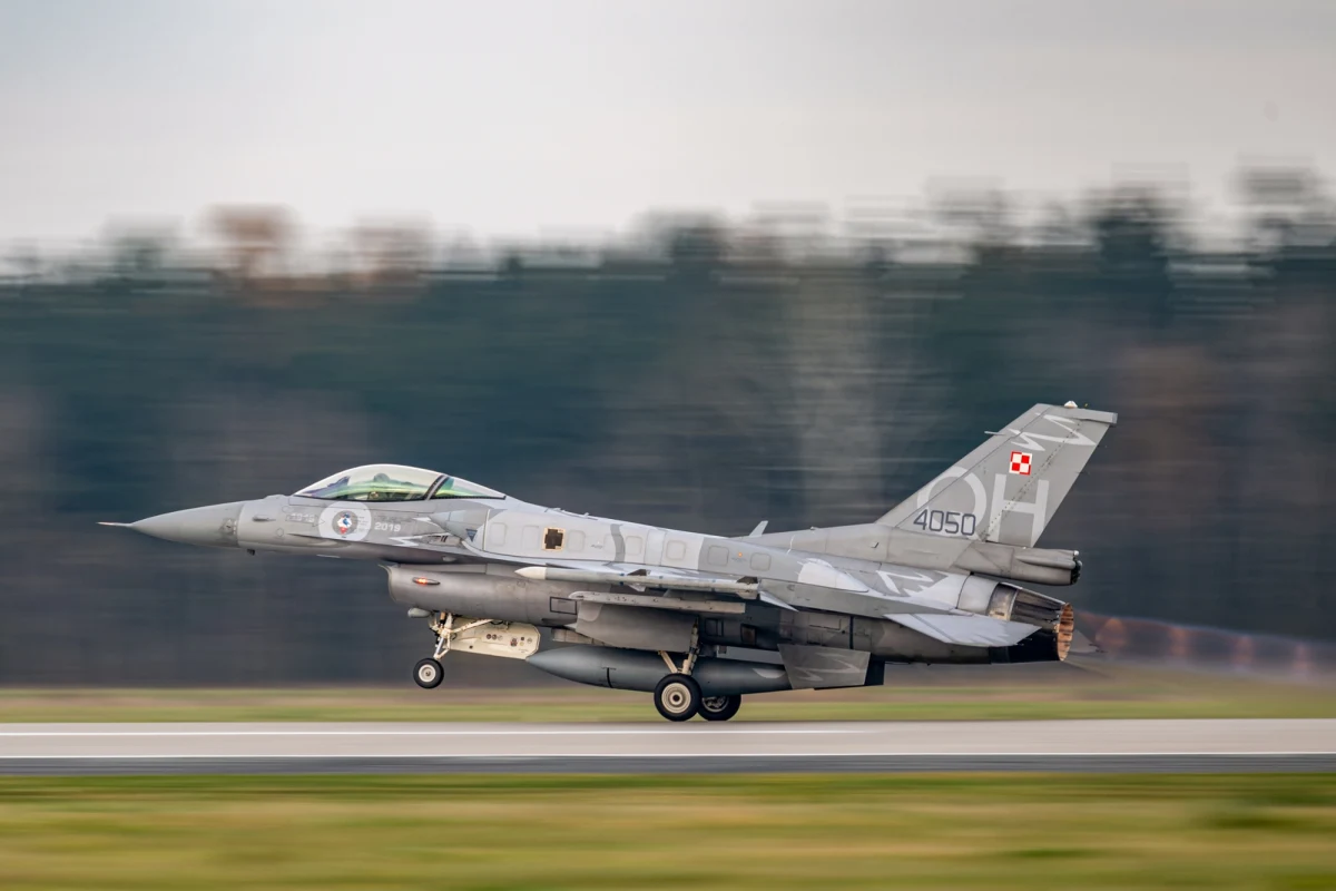 Tuż po godz. 10 Dowództwo Operacyjne Rodzajów Sił Zbrojnych przekazało na platformie X, że rozpoczęło się operowanie wojskowego lotnictwa w polskiej przestrzeni powietrznej. Miało to związek ze zmasowanymi uderzeniami Rosji na terytorium Ukrainy. Ostatecznie myśliwce wróciły do baz ok. 11:15.