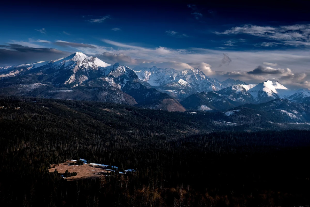 Ok. 65 proc. miejsc noclegowych w Zakopanem jest zarezerwowanych na okres świąteczny. Część osób była zainteresowana wyjazdami, ale ostatecznie ich nie zarezerwowała - m.in. ze względu na pogodę. Co ważne, w okresie świąt na Podhalu nadal będą działać wyciągi narciarskie.