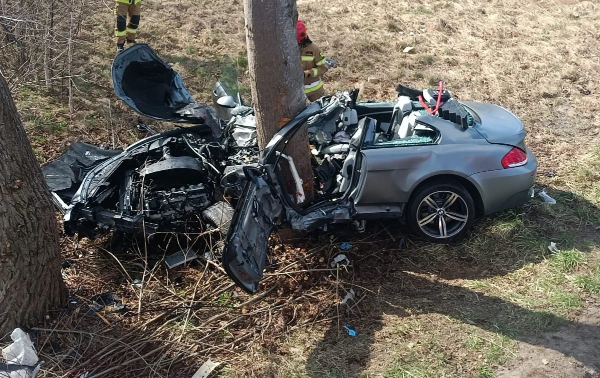 Kobieta i mężczyzna trafili do szpitala po tym, jak BMW M6, którym jechali, wypadło z drogi i uderzyło w drzewo. Prędkość, a przez to siła uderzenia musiały być tak ogromne, że z połowy auta zostały dosłownie strzępy. Zdjęcia, które opublikowały służby w piątek pokazują, że to prawdziwy cud, że kierowca i pasażerka wyszli z tego żywi.