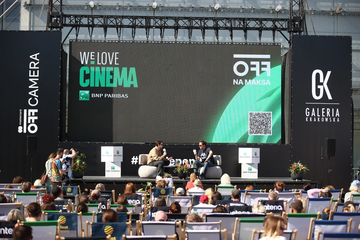 Kraków ponownie stanie się centrum światowego kina niezależnego. Już za kilka tygodni rusza 19. edycja Międzynarodowego Festiwalu Kina Niezależnego Mastercard OFF CAMERA. W tym roku gospodarzem najważniejszych wydarzeń festiwalowych będzie Agnieszka Hyży, znana dziennikarka i prezenterka, która poprowadzi zarówno Galę Otwarcia w Kinie Kijów, jak i uroczystą Galę Zamknięcia w Centrum Kongresowym ICE Kraków. Zapowiada się prawdziwe święto dla miłośników ambitnych produkcji filmowych i niezapomnianych spotkań z twórcami z całego świata.