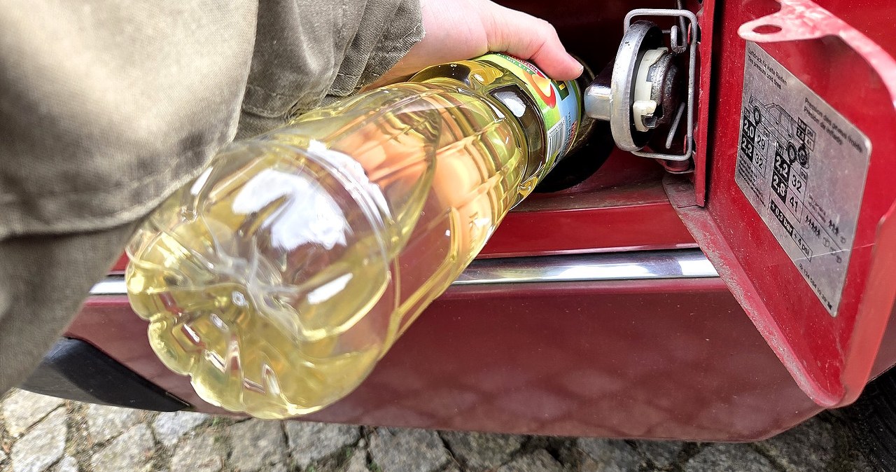 Kierowcy tankują z koszyków. W markecie dużo taniej niż na stacji