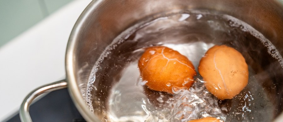 Nie wszystko uda się zrobić w tym samym czasie i na ostatnią chwilę. Częściowo będziemy więc chcieli przygotować się wcześniej, przed świętami. Jajka – zwłaszcza, jeśli mają pomalowane trafić do koszyczka – będą pewnie w gotowości nawet w piątek wieczorem. Czy mają szansę przetrwać do wielkanocnego śniadania?