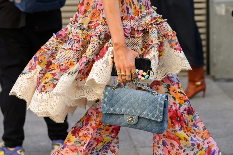 "Królowa talii" znów wraca do łask. Potrafi całkowicie zmienić stylizację