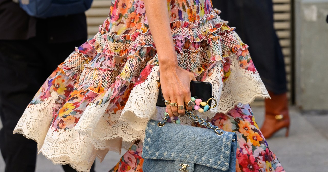 "Królowa talii" znów wraca do łask. Potrafi całkowicie zmienić stylizację