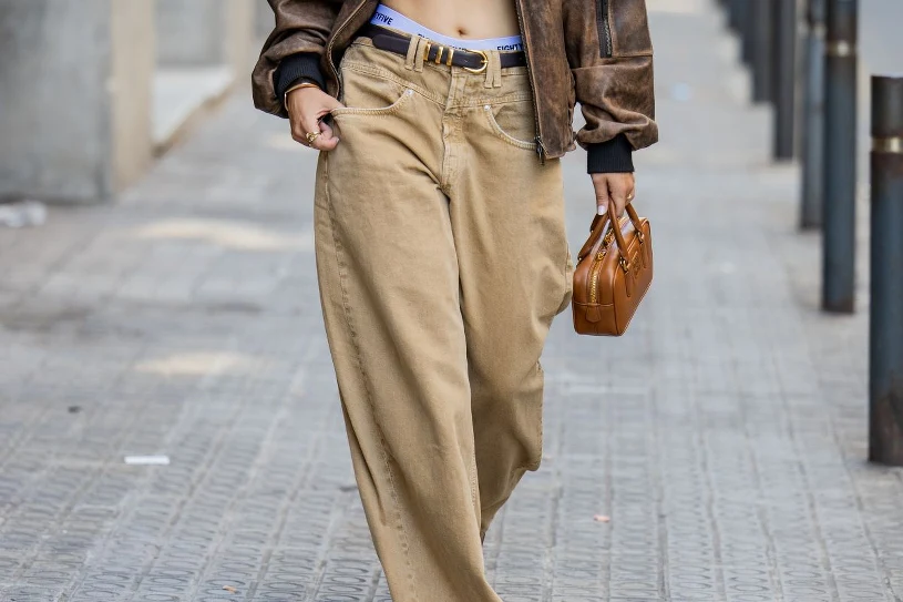 Hit wiosny 2026: te spodnie pasują niemal wszystkim. Sprawdź, jak je nosić