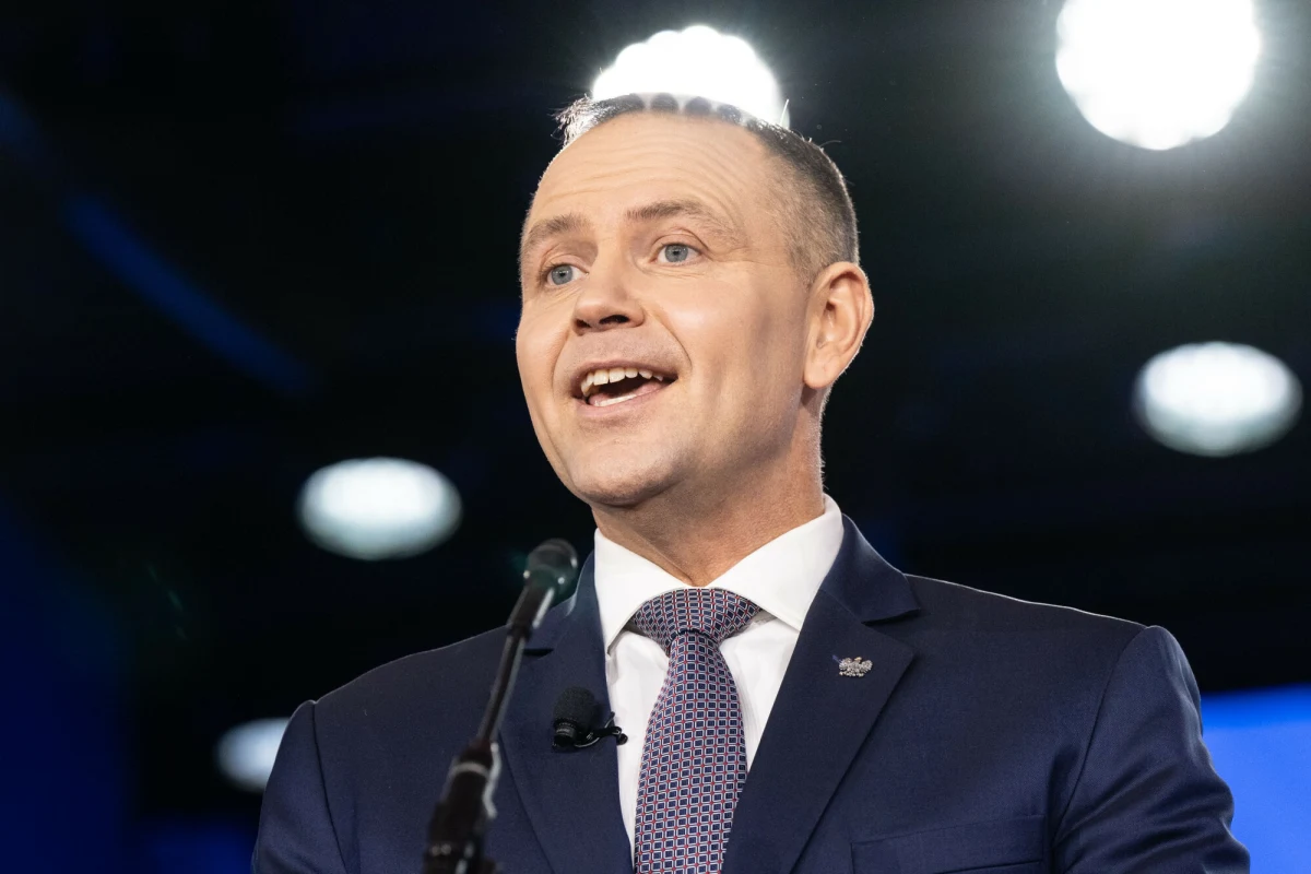 Kancelaria Sejmu ostro zareagowała na ostatnie wydarzenia związane z odebraniem przez prezydenta Karola Nawrockiego ślubowania jedynie dwojga z sześciorga nowych sędziów Trybunału Konstytucyjnego. Jak oświadczyła Kancelaria, Sejm skutecznie wybrał sześcioro sędziów TK i odmowa odebrania ślubowania od części z nich nie znajduje podstawy prawnej i stanowi uzurpację kompetencji przez prezydenta.