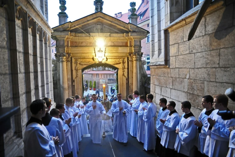 Msza rezurekcyjna zwalnia z ważnego obowiązku. Kiedy się odbywa?