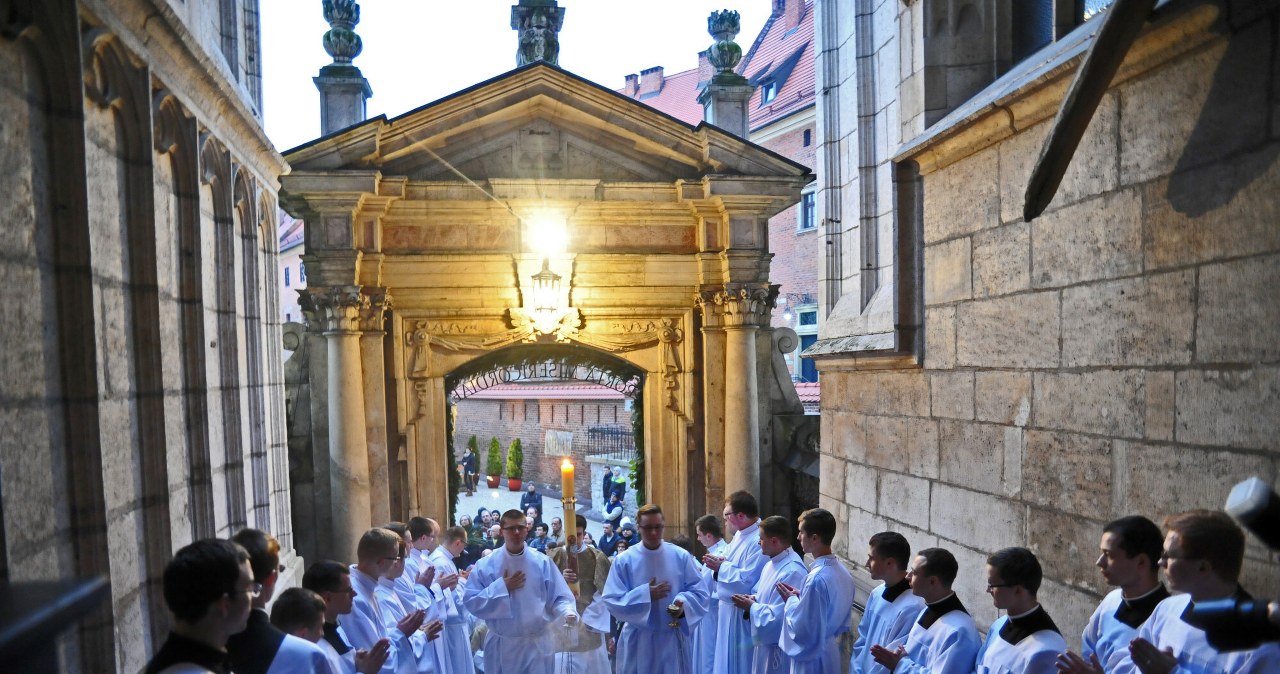 Msza rezurekcyjna zwalnia z ważnego obowiązku. Kiedy się odbywa?