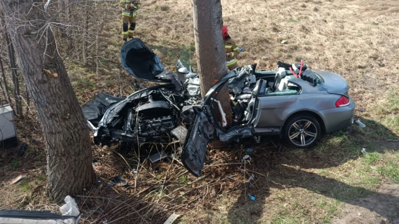 Z auta praktycznie nic nie zostało. Pasażerowie cudem przeżyli