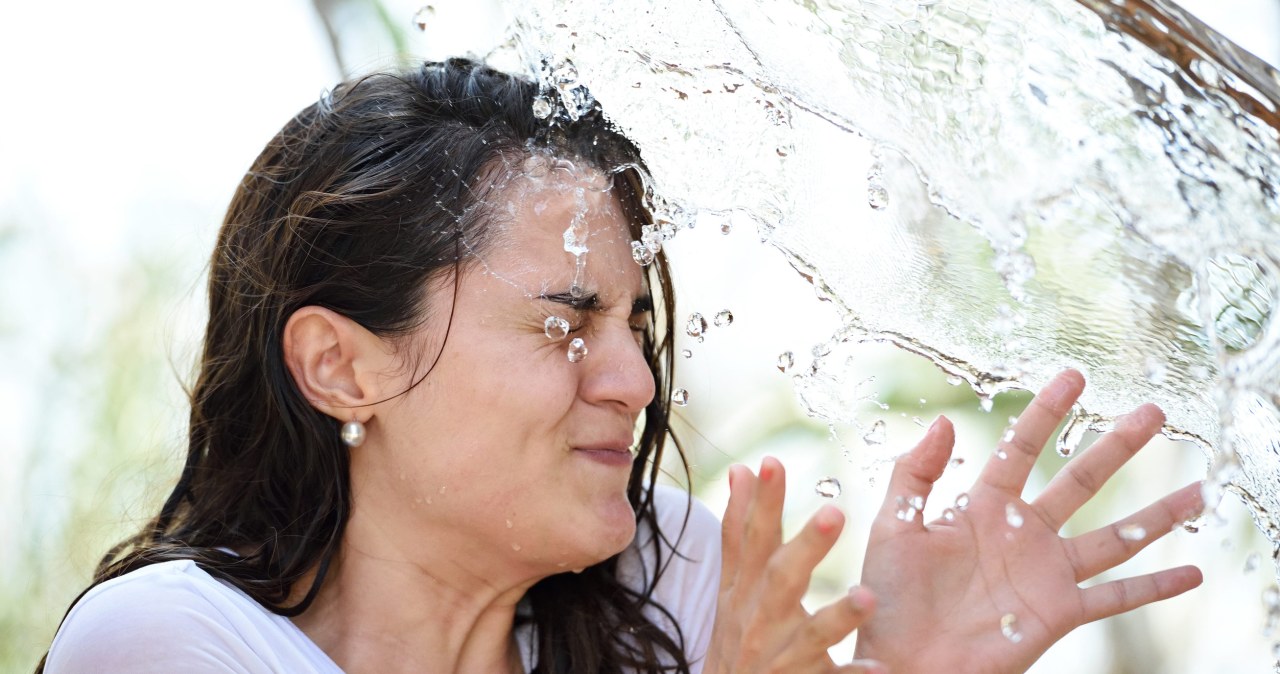 Polewanie zimną wodą wpływa na organizm. Te osoby muszą uważać w śmigusa-dyngusa