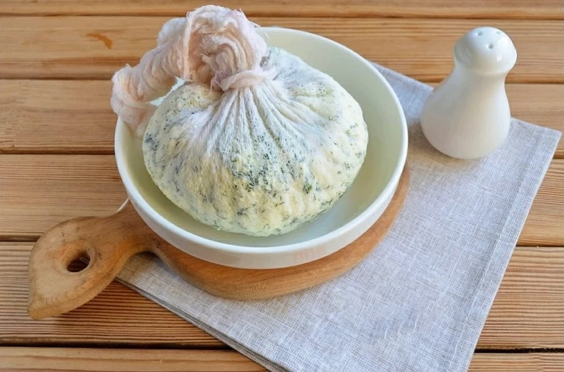 Jogurtowy serek ziołowy. Odkryj przepis na kremowe smarowidło do pieczywa