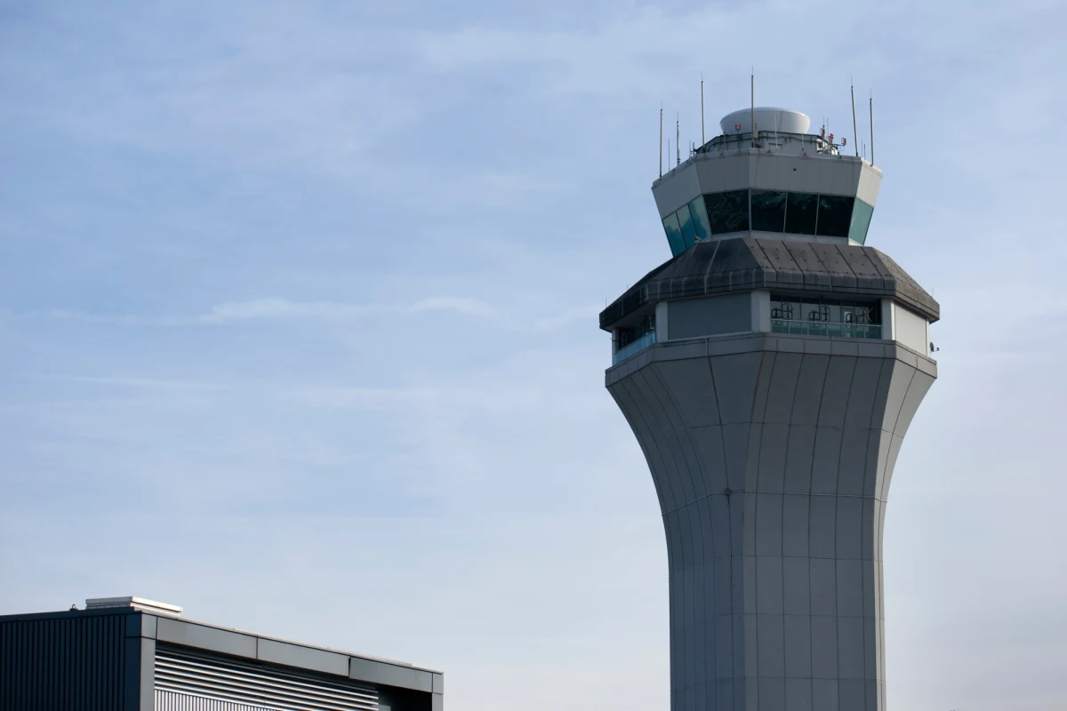 Polska Agencja Żeglugi Powietrznej właśnie ogłosiła nową edycję kursu dla przyszłych kontrolerów ruchu lotniczego. To niepowtarzalna szansa dla wszystkich, którzy marzą o pracy pełnej wyzwań, prestiżu i wysokich zarobków. Wystarczy matura, bardzo dobry angielski i gotowość do nauki, by już na starcie zarabiać nawet 20 tysięcy złotych brutto miesięcznie.