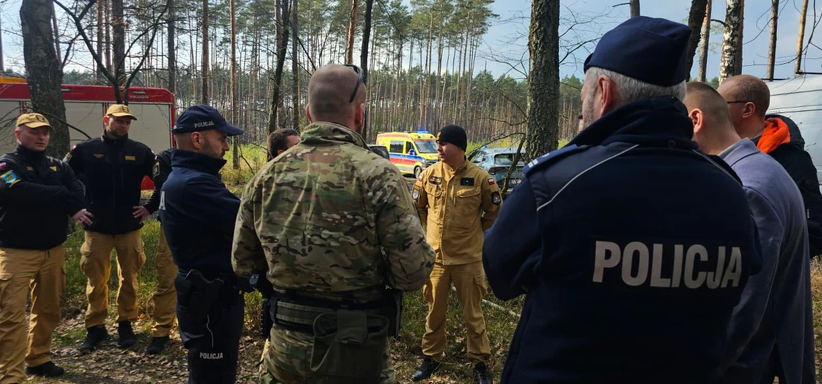 W lesie w powiecie strzeleckim ma Opolszczyźnie spacerowicz natknął się na bezzałogowy statek powietrzny, czyli dron. Poinformowała o tym policja. Służby zabezpieczyły teren. Obowiązuje zakaz wstępu dla osób postronnych. "Obecnie trwają działania mające na celu ustalenie pochodzenia oraz właściciela odnalezionego drona" - poinformowali funkcjonariusze.