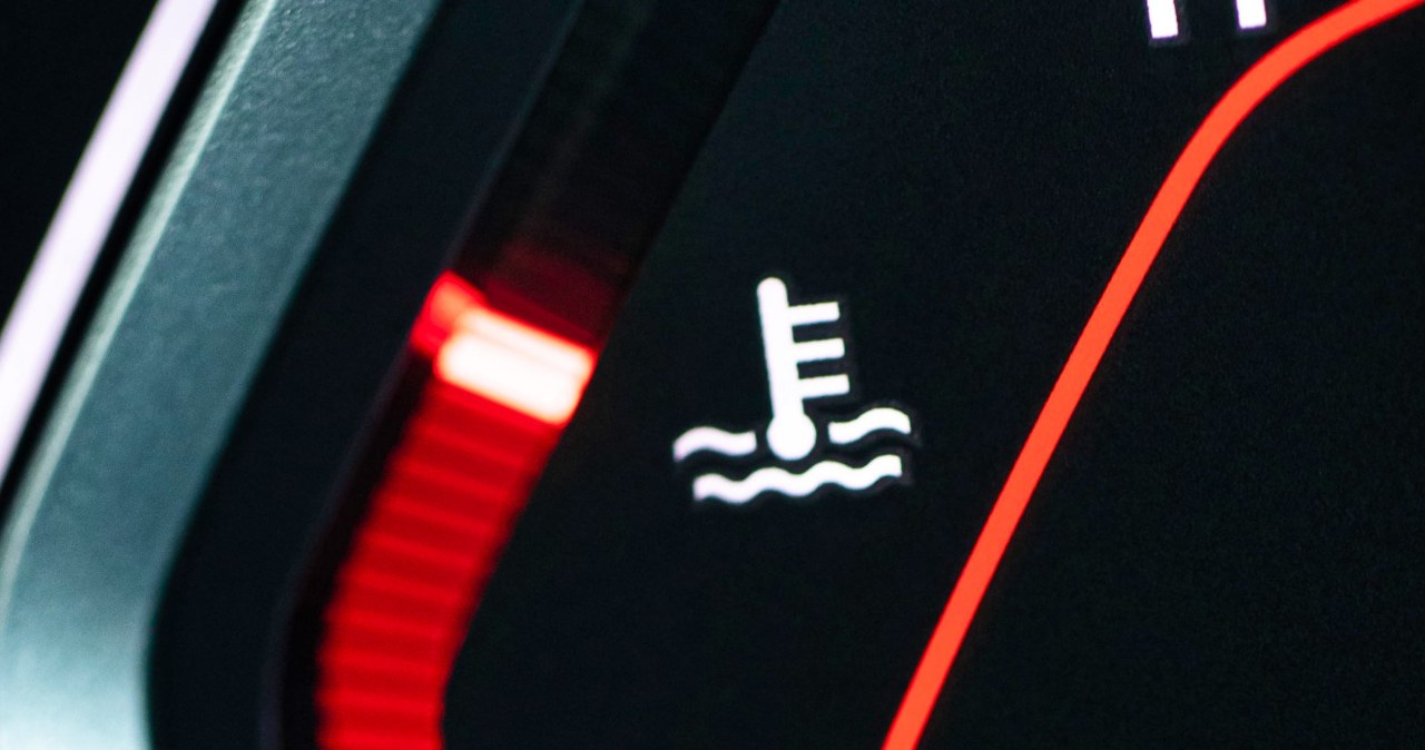 Kontrolka temperatury zapaliła się w trasie. Ten błąd niszczy silnik w minutę