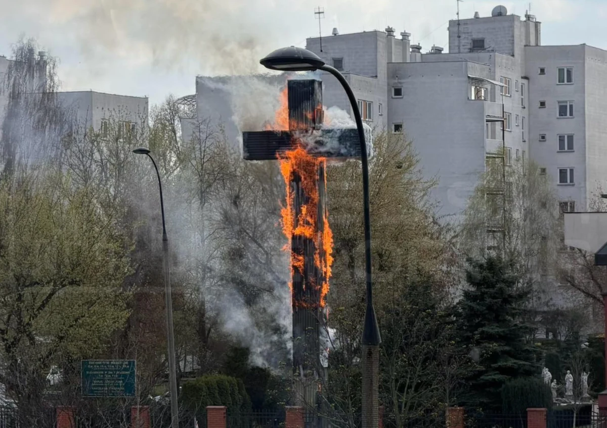 W Wielki Piątek zapalił się krzyż stojący przed kościołem pw. św. Maksymiliana Kolbego przy ul. Rzymowskiego w Warszawie. Na miejsce skierowano pięć zastępów Państwowej Straży Pożarnej.