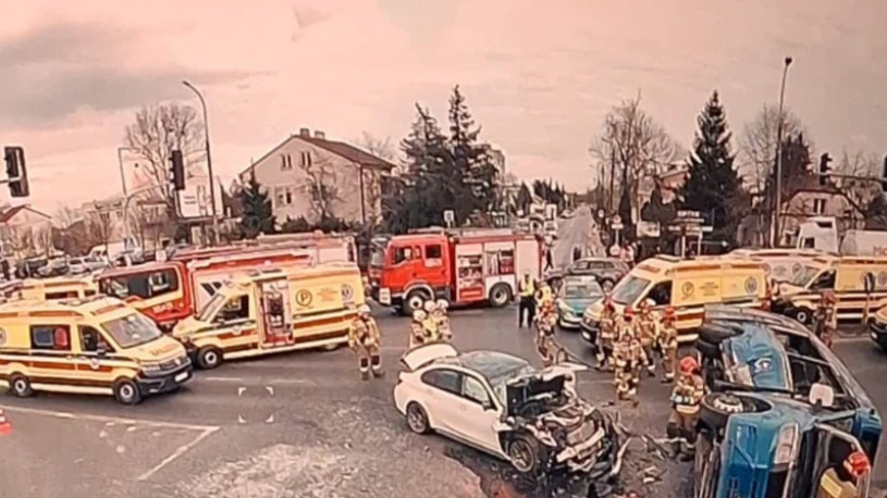 Poważny wypadek autobusu miejskiego w Markach. Są ranni