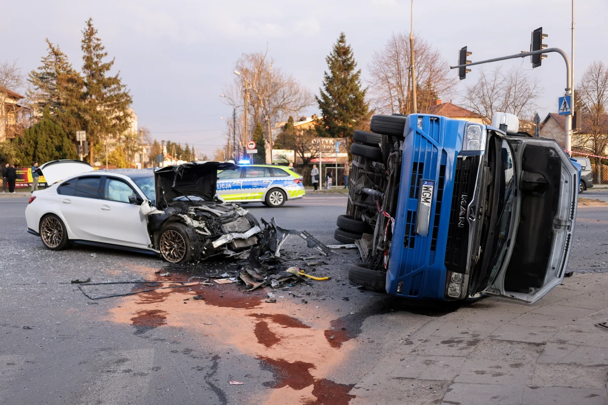 Osiem osób trafiło do szpitala po zderzeniu autobusu miejskiego z samochodem w podwarszawskich Markach. Poszkodowani w tym wypadku są w stanie, który nie zagraża ich życiu.