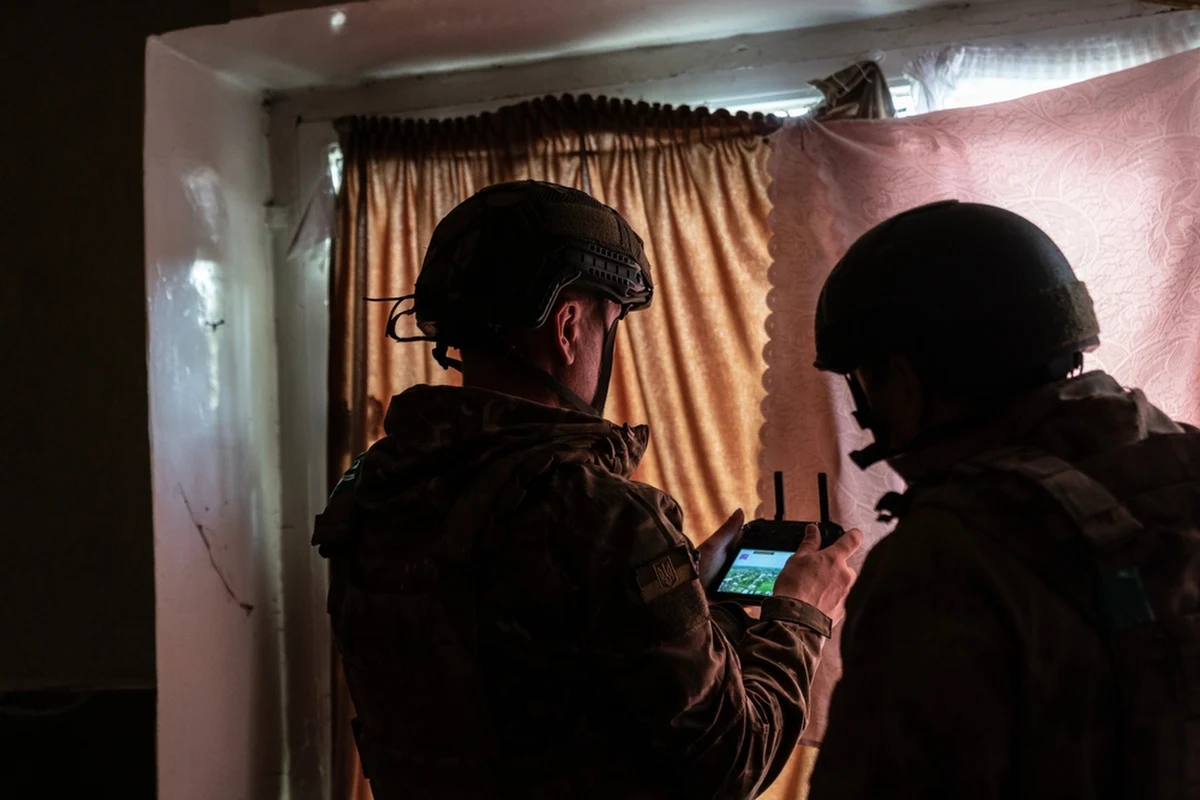 Śledztwo francuskiego nadawcy RFI ujawnia obecność ukraińskich sił specjalnych w zachodniej Libii. Wojna między Kijowem a Moskwą już dawno przestała ograniczać się do Ukrainy, a teraz przeniosła się na kontynent afrykański, gdzie ukraińskie operacje wymierzone są w kluczowe postacie rosyjskiego wywiadu i strukturę dawnej Grupy Wagnera. Oraz w rosyjski handel surowcami.