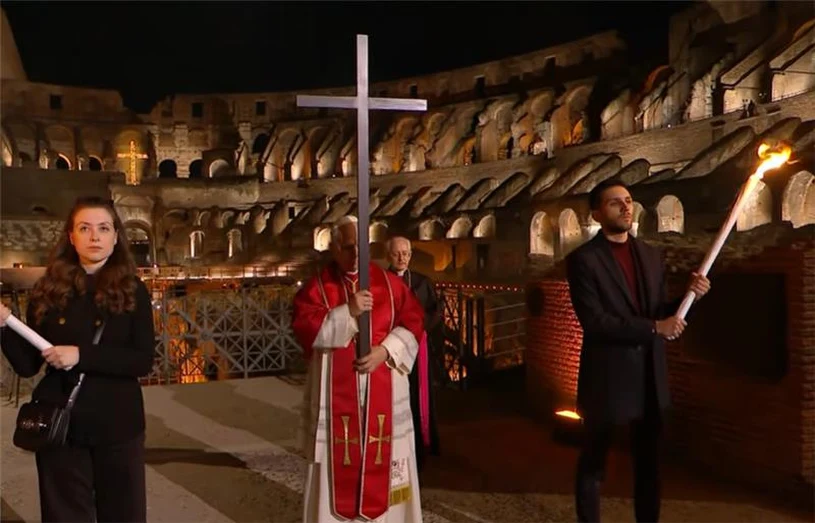Droga Krzyżowa w rzymskim Koloseum. Leon XIV sam niesie krzyż