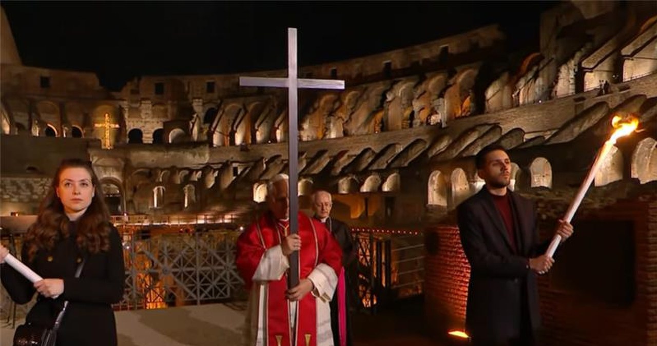 Droga Krzyżowa w rzymskim Koloseum. Leon XIV sam niesie krzyż