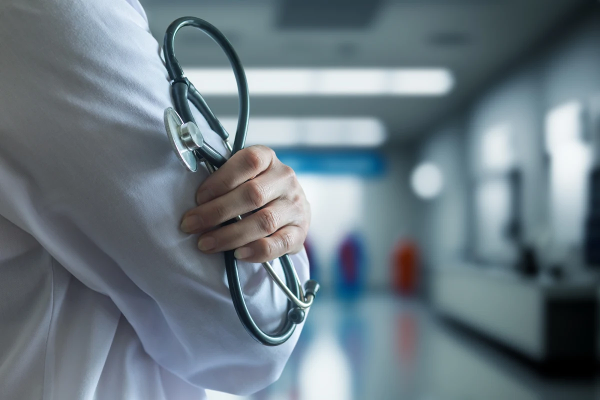 W okresie świąt wielkanocnych wiele osób zastanawia się, gdzie szukać pomocy medycznej w razie nagłego zachorowania. Sprawdź, jak działa nocna i świąteczna opieka zdrowotna, kto może z niej skorzystać i w jakich sytuacjach można zgłosić się po pomoc.