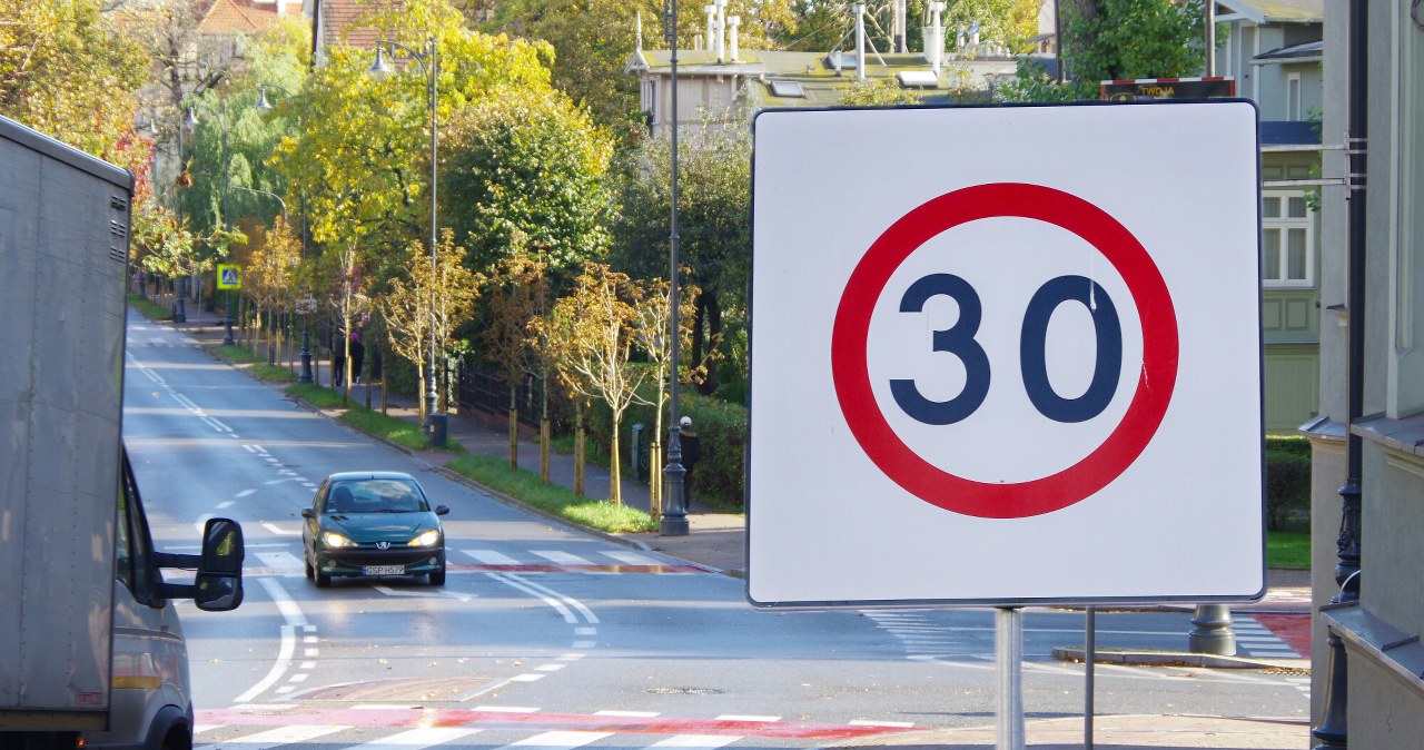 Kwadratowy znak B-43 na osiedlu. Dokąd obowiązuje ograniczenie prędkości?