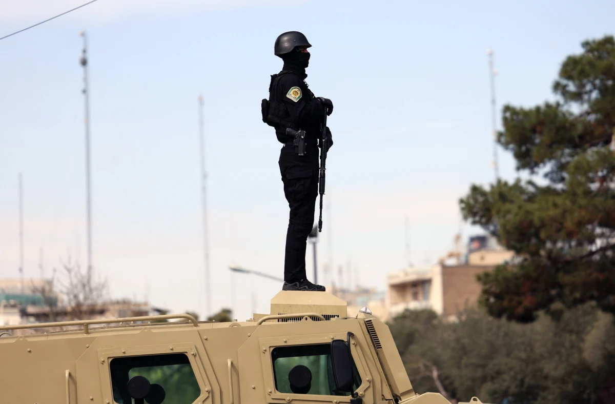 Jeden z członków załogi amerykańskiego myśliwca F-15 zestrzelonego w piątek zaginął. Oficera szuka specjalna jednostka amerykańskich sił powietrznych, USAF Pararescue. Okazuje się, że mężczyzny poszukują też Irańczycy. W państwowej irańskiej telewizji wezwano ludność, by pomogła w schwytaniu "wrogiego pilota", zaznaczając, że za przekazanie władzom żywego żołnierza otrzyma się nagrodę. Jej wysokość to 10 mld tomanów, czyli 100 mld riali, co stanowi równowartość ok. 76 tys. dolarów.