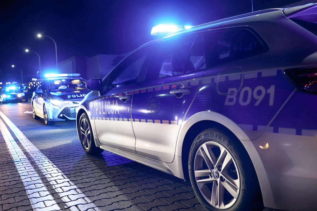 50-kilometrowy pościg przez całe miasto, ostatecznie dachowanie uciekającego pojazdu i 5 osób w szpitalu - tak wyglądały wydarzenia ostatniej nocy, które finał miały w podwarszawskim Sulejówku. Jak ustalił dziennikarz RMF FM, uciekającym przed policją był 24-latek poszukiwany do odbycia kary więzienia, objęty łącznie trzema zakazami prowadzenia pojazdów.