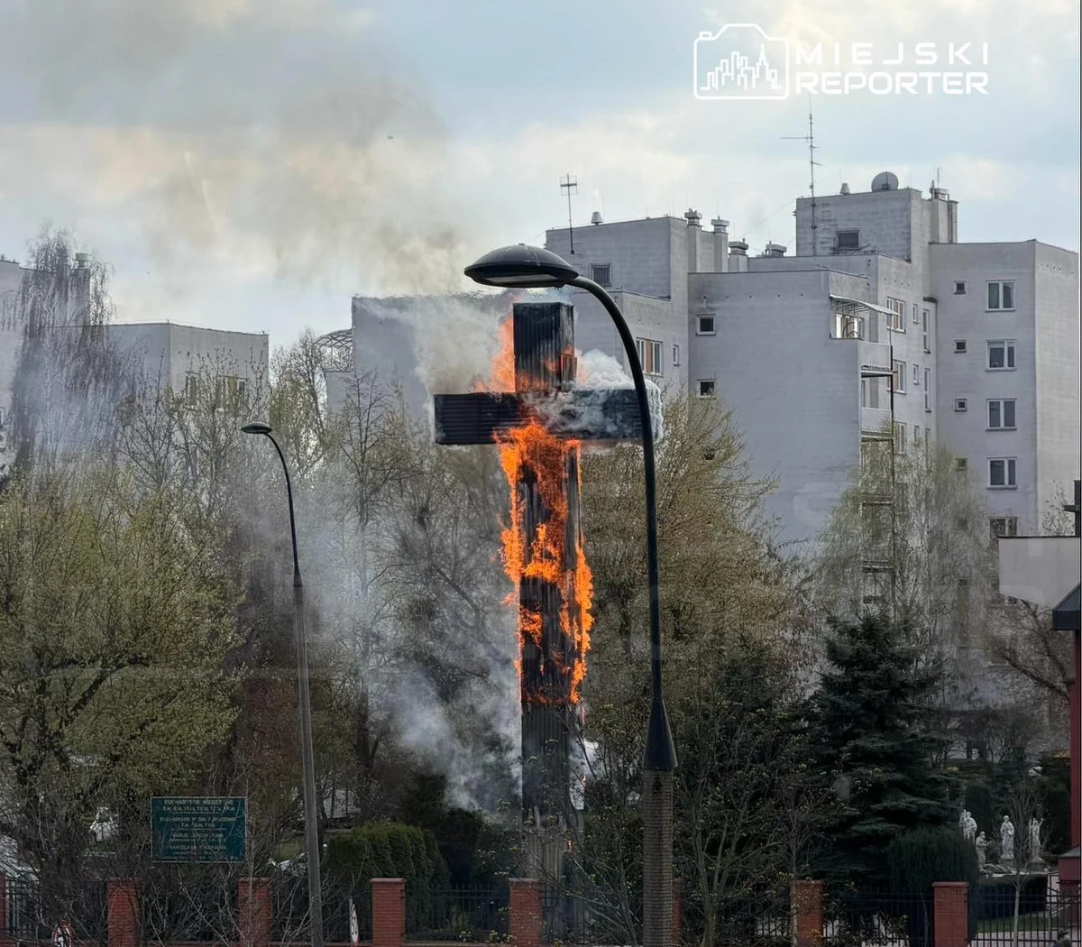 Prawdopodobną przyczyną pożaru krzyża w warszawskiej parafii Św. Maksymiliana Kolbego było zaprószenie ognia od zniczy - poinformowała w sobotę policja. Krzyż miał wyjątkowe znaczenie historyczne – to przed nim papież Jan Paweł II odprawił swoją pierwszą mszę świętą w Polsce po wyborze na Stolicę Piotrową.