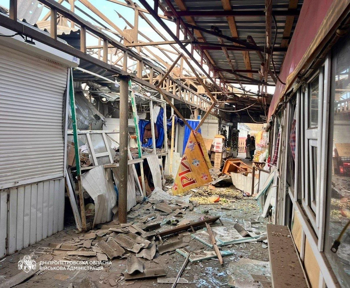 5 osób zginęło, a 19 zostało rannych w wyniku rosyjskiego ataku na Nikopol w obwodzie dniepropietrowskim w południowej części Ukrainy. Rosyjskie drony uderzyły w targowisko. Wśród rannych jest 14-latka. Jej stan jest ciężki. Po ataku wybuchł pożar. To kolejna zbrodnia wojenna popełniona przez Federację Rosyjską w ciągu ostatniej doby.