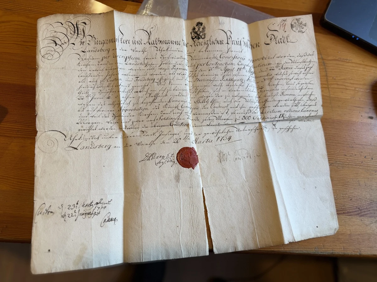 Policjanci ze Szczecina odzyskali unikatowy dokument z 1754 roku, który został skradziony z Archiwum Państwowego w Gorzowie Wielkopolskim. Zabytek, opatrzony historyczną pieczęcią miasta Landsberg, został odnaleziony w Świeradowie-Zdroju i wkrótce powróci do archiwum.